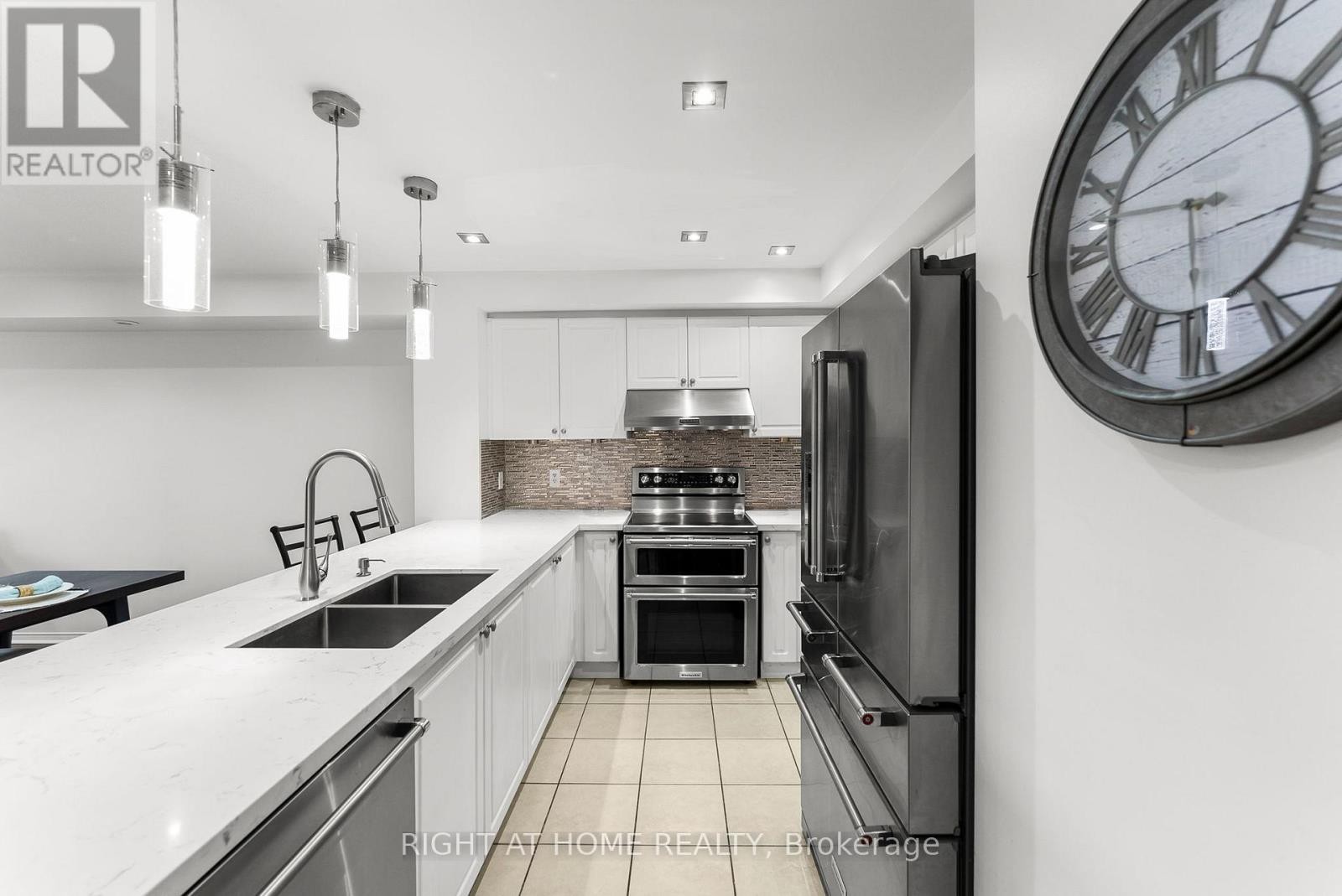 












12 - 5725 TENTH LINE W

,
Mississauga (Churchill Meadows),




Ontario
L5M0P7

