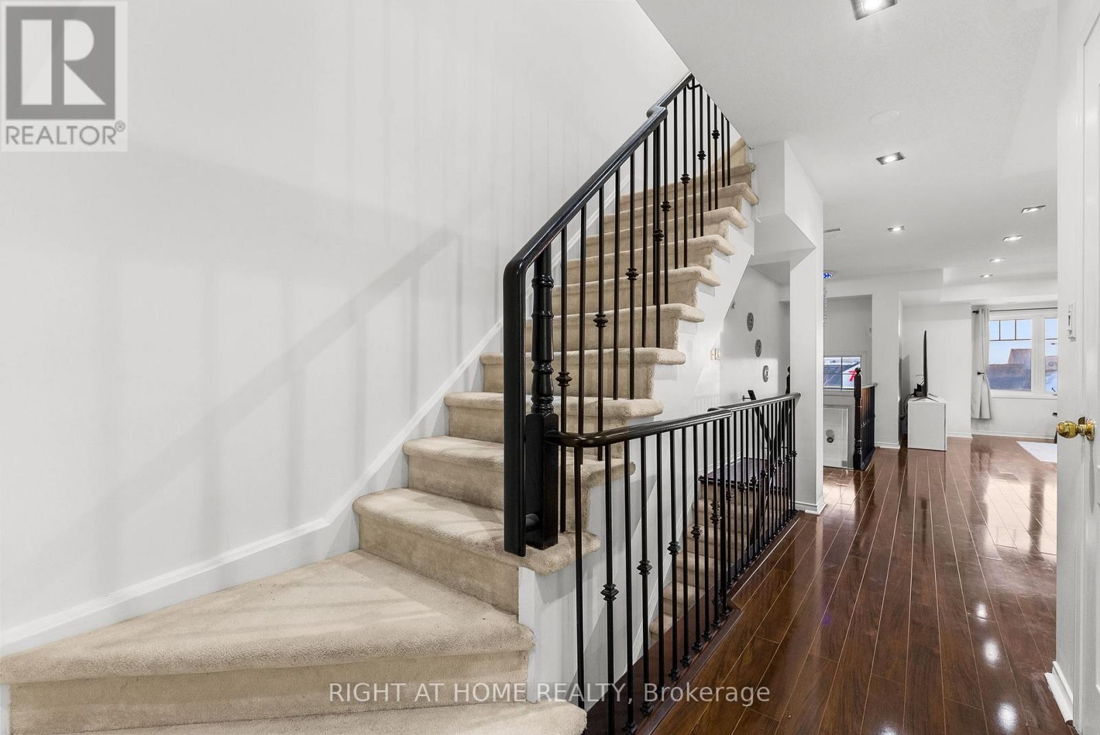 












12 - 5725 TENTH LINE W

,
Mississauga (Churchill Meadows),




Ontario
L5M0P7

