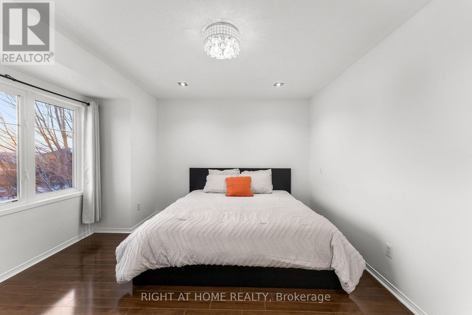 












12 - 5725 TENTH LINE W

,
Mississauga (Churchill Meadows),




Ontario
L5M0P7

