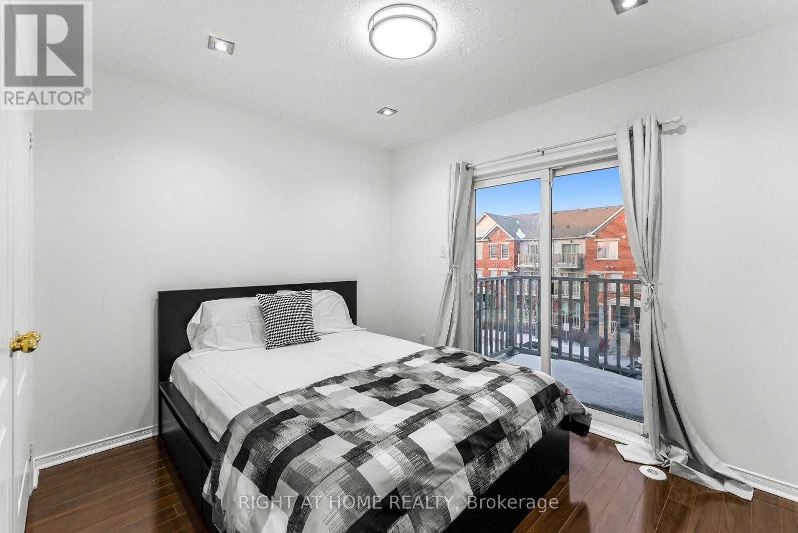 












12 - 5725 TENTH LINE W

,
Mississauga (Churchill Meadows),




Ontario
L5M0P7

