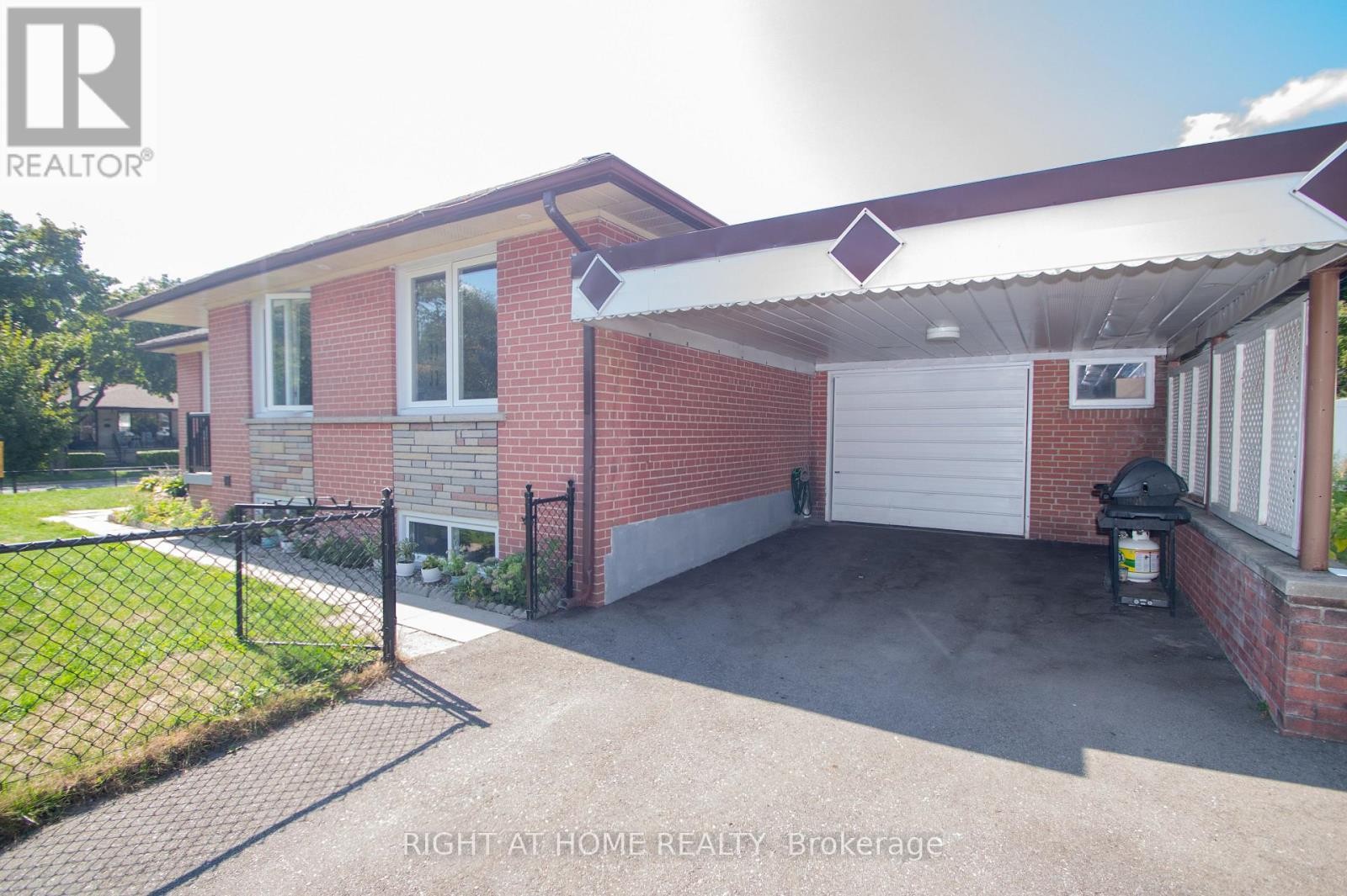 












65 BRIDGENORTH CRESCENT

,
Toronto (Thistletown-Beaumonde Heights),




Ontario
M9V2M5


