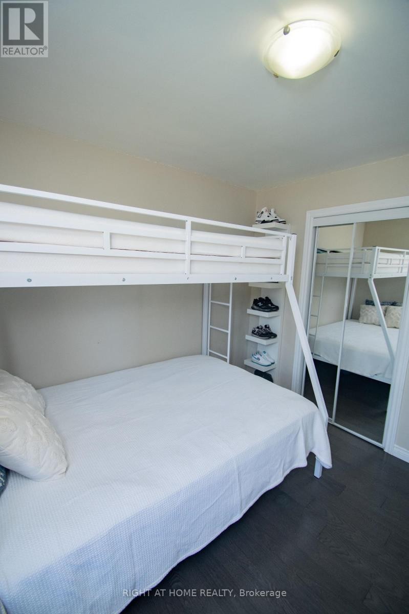 












65 BRIDGENORTH CRESCENT

,
Toronto (Thistletown-Beaumonde Heights),




Ontario
M9V2M5

