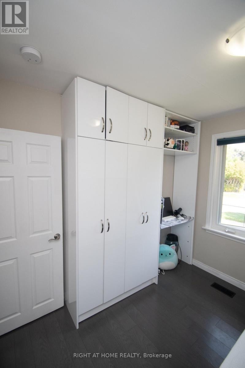 












65 BRIDGENORTH CRESCENT

,
Toronto (Thistletown-Beaumonde Heights),




Ontario
M9V2M5

