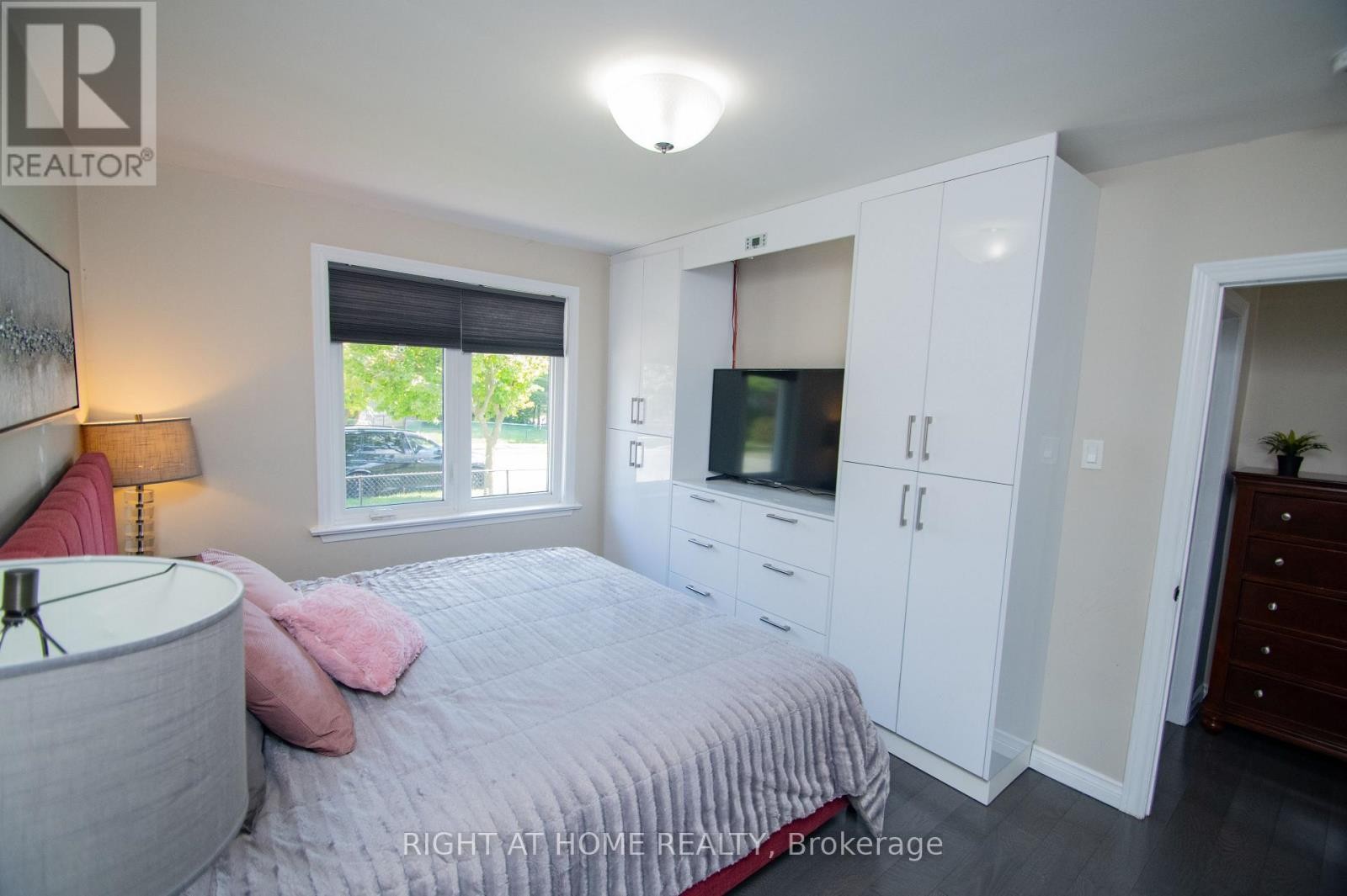 












65 BRIDGENORTH CRESCENT

,
Toronto (Thistletown-Beaumonde Heights),




Ontario
M9V2M5


