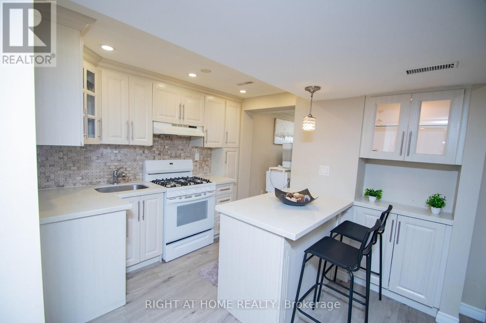 












65 BRIDGENORTH CRESCENT

,
Toronto (Thistletown-Beaumonde Heights),




Ontario
M9V2M5

