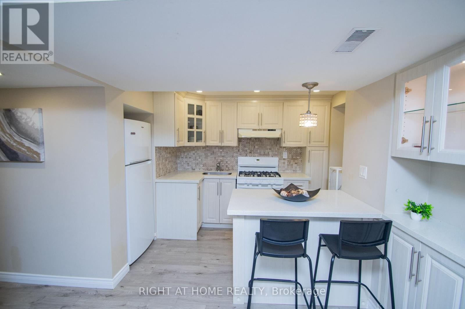 












65 BRIDGENORTH CRESCENT

,
Toronto (Thistletown-Beaumonde Heights),




Ontario
M9V2M5

