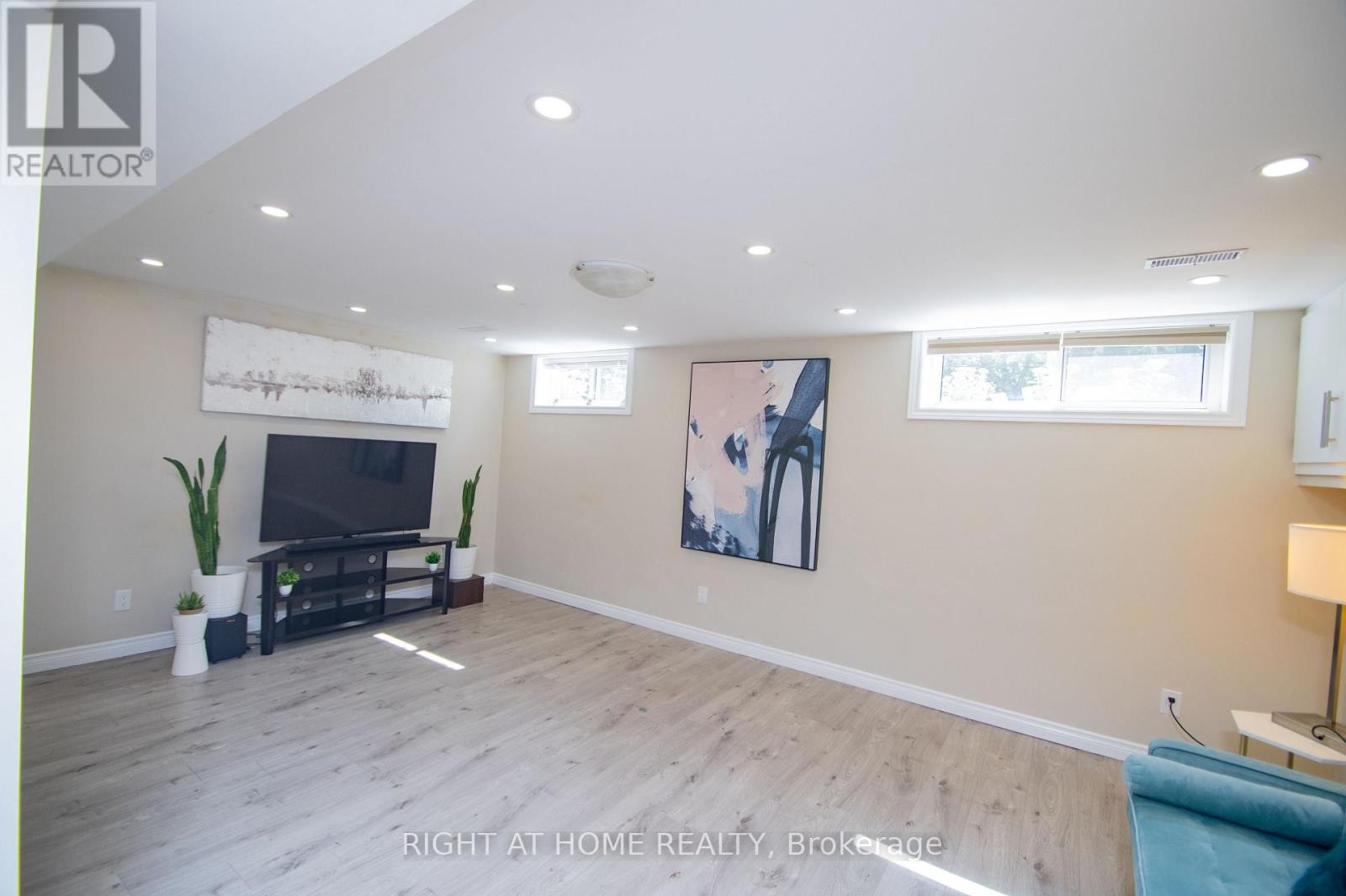 












65 BRIDGENORTH CRESCENT

,
Toronto (Thistletown-Beaumonde Heights),




Ontario
M9V2M5

