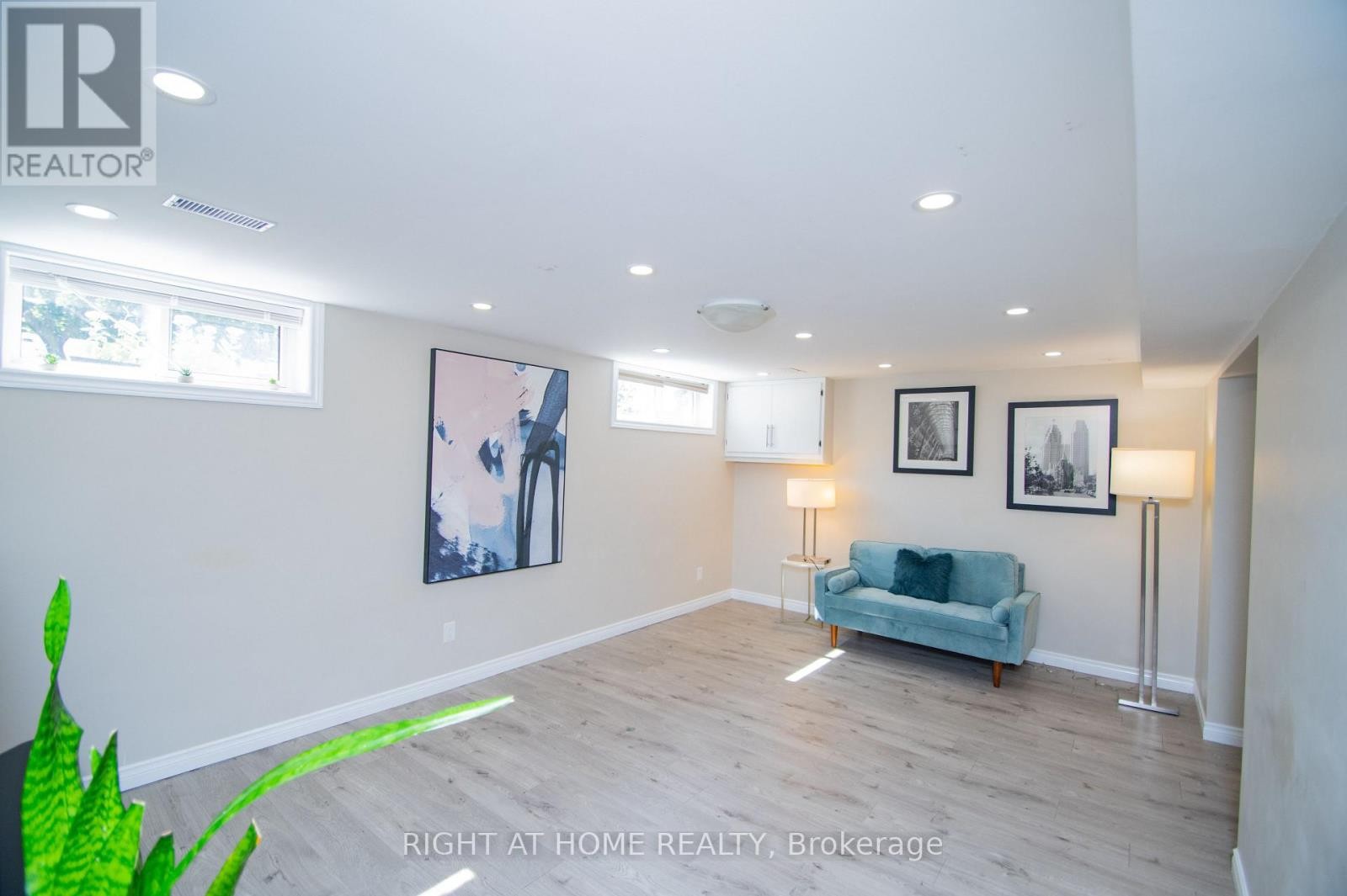 












65 BRIDGENORTH CRESCENT

,
Toronto (Thistletown-Beaumonde Heights),




Ontario
M9V2M5

