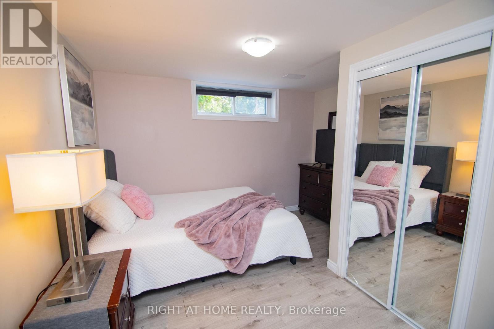 












65 BRIDGENORTH CRESCENT

,
Toronto (Thistletown-Beaumonde Heights),




Ontario
M9V2M5

