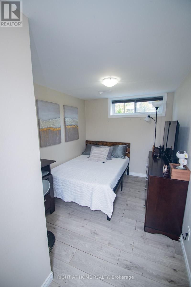 












65 BRIDGENORTH CRESCENT

,
Toronto (Thistletown-Beaumonde Heights),




Ontario
M9V2M5

