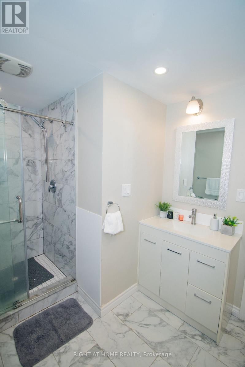 












65 BRIDGENORTH CRESCENT

,
Toronto (Thistletown-Beaumonde Heights),




Ontario
M9V2M5

