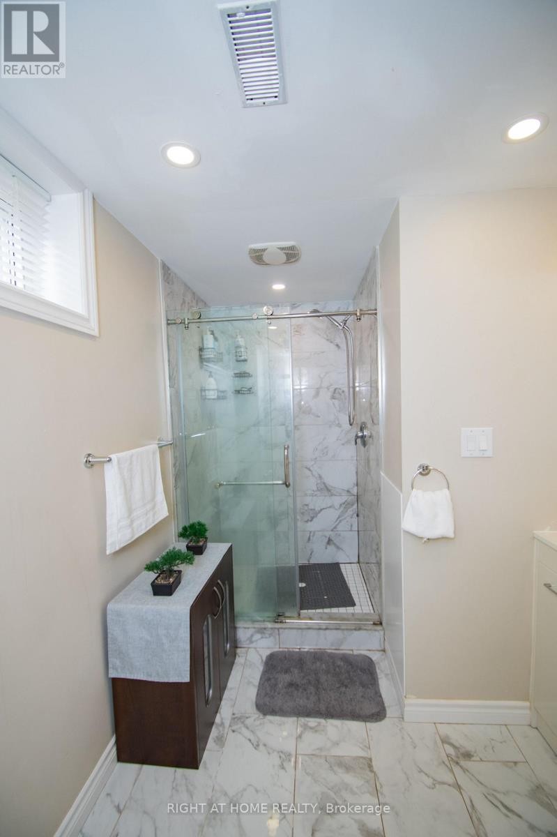 












65 BRIDGENORTH CRESCENT

,
Toronto (Thistletown-Beaumonde Heights),




Ontario
M9V2M5

