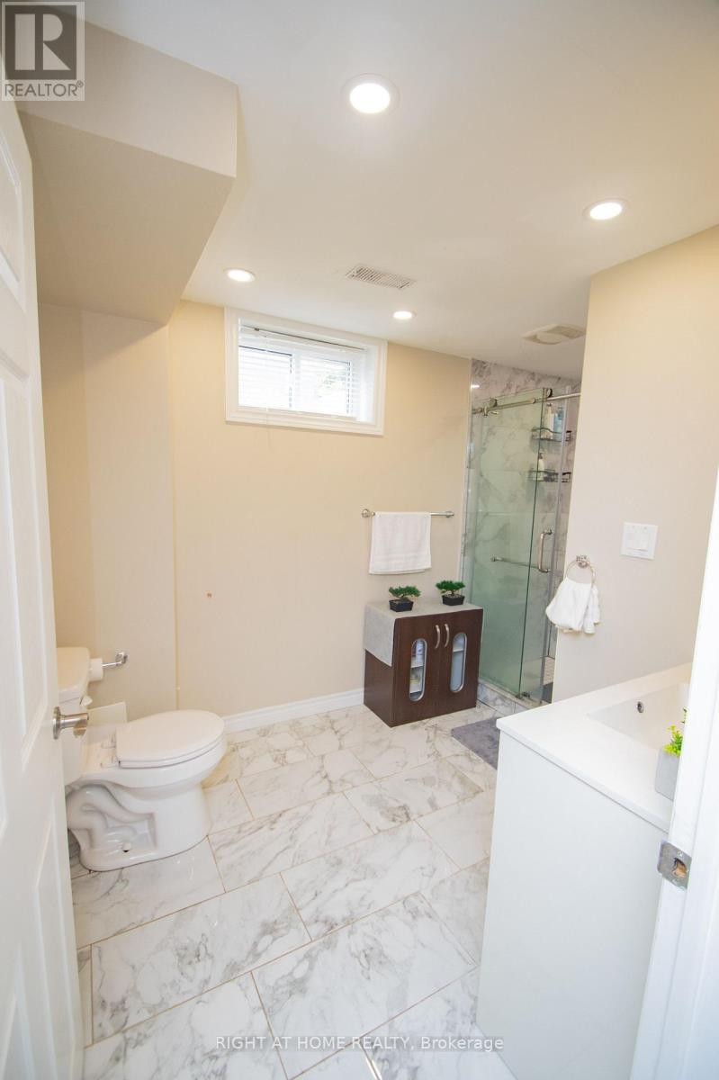












65 BRIDGENORTH CRESCENT

,
Toronto (Thistletown-Beaumonde Heights),




Ontario
M9V2M5


