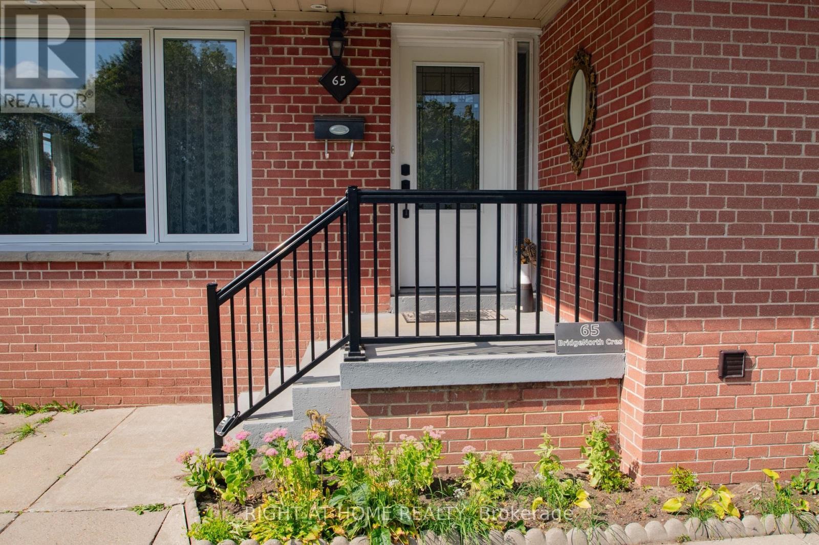 












65 BRIDGENORTH CRESCENT

,
Toronto (Thistletown-Beaumonde Heights),




Ontario
M9V2M5

