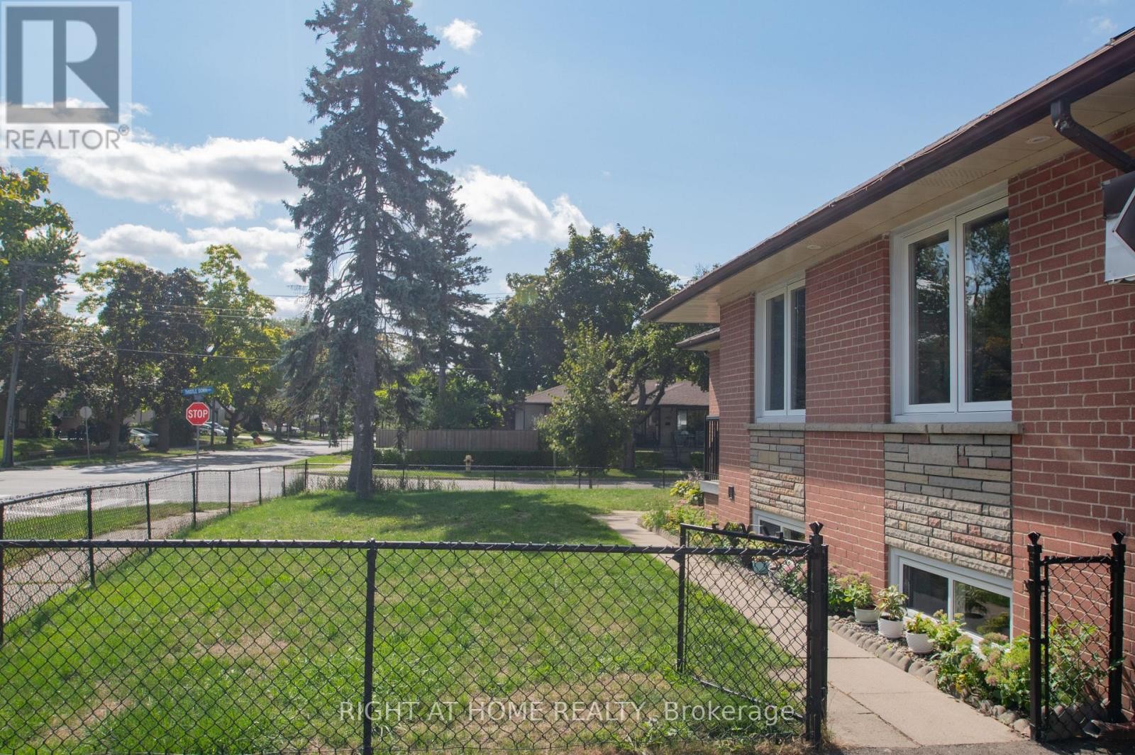 












65 BRIDGENORTH CRESCENT

,
Toronto (Thistletown-Beaumonde Heights),




Ontario
M9V2M5

