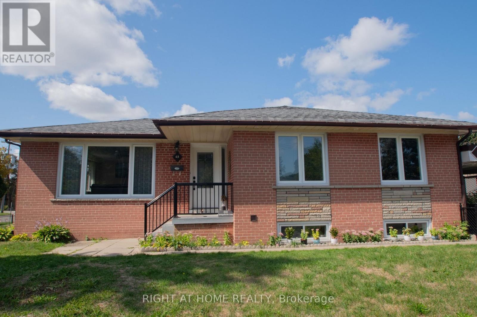 












65 BRIDGENORTH CRESCENT

,
Toronto (Thistletown-Beaumonde Heights),




Ontario
M9V2M5

