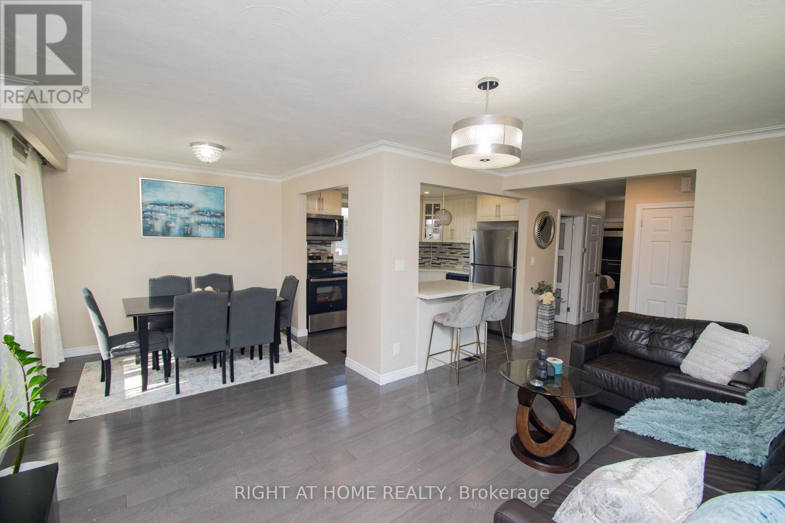 












65 BRIDGENORTH CRESCENT

,
Toronto (Thistletown-Beaumonde Heights),




Ontario
M9V2M5

