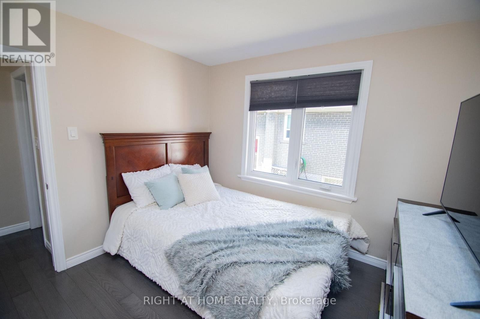 












65 BRIDGENORTH CRESCENT

,
Toronto (Thistletown-Beaumonde Heights),




Ontario
M9V2M5

