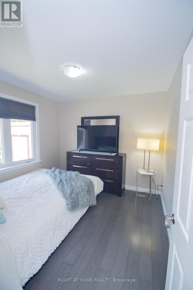 












65 BRIDGENORTH CRESCENT

,
Toronto (Thistletown-Beaumonde Heights),




Ontario
M9V2M5

