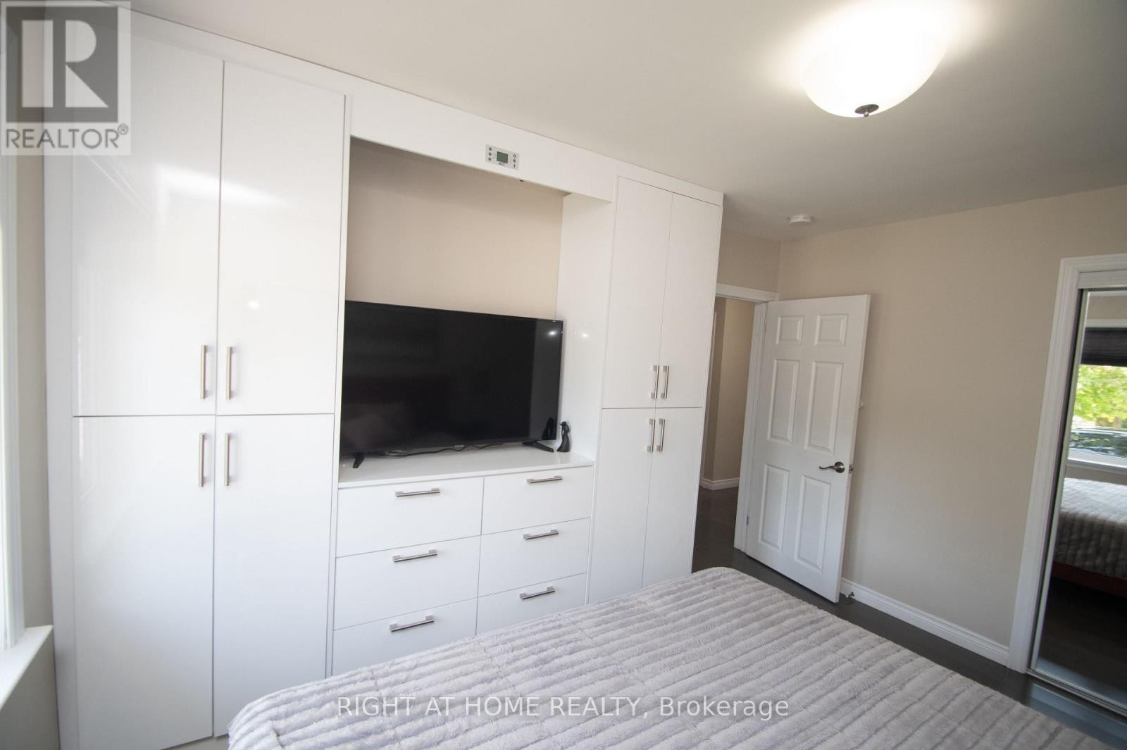 












65 BRIDGENORTH CRESCENT

,
Toronto (Thistletown-Beaumonde Heights),




Ontario
M9V2M5

