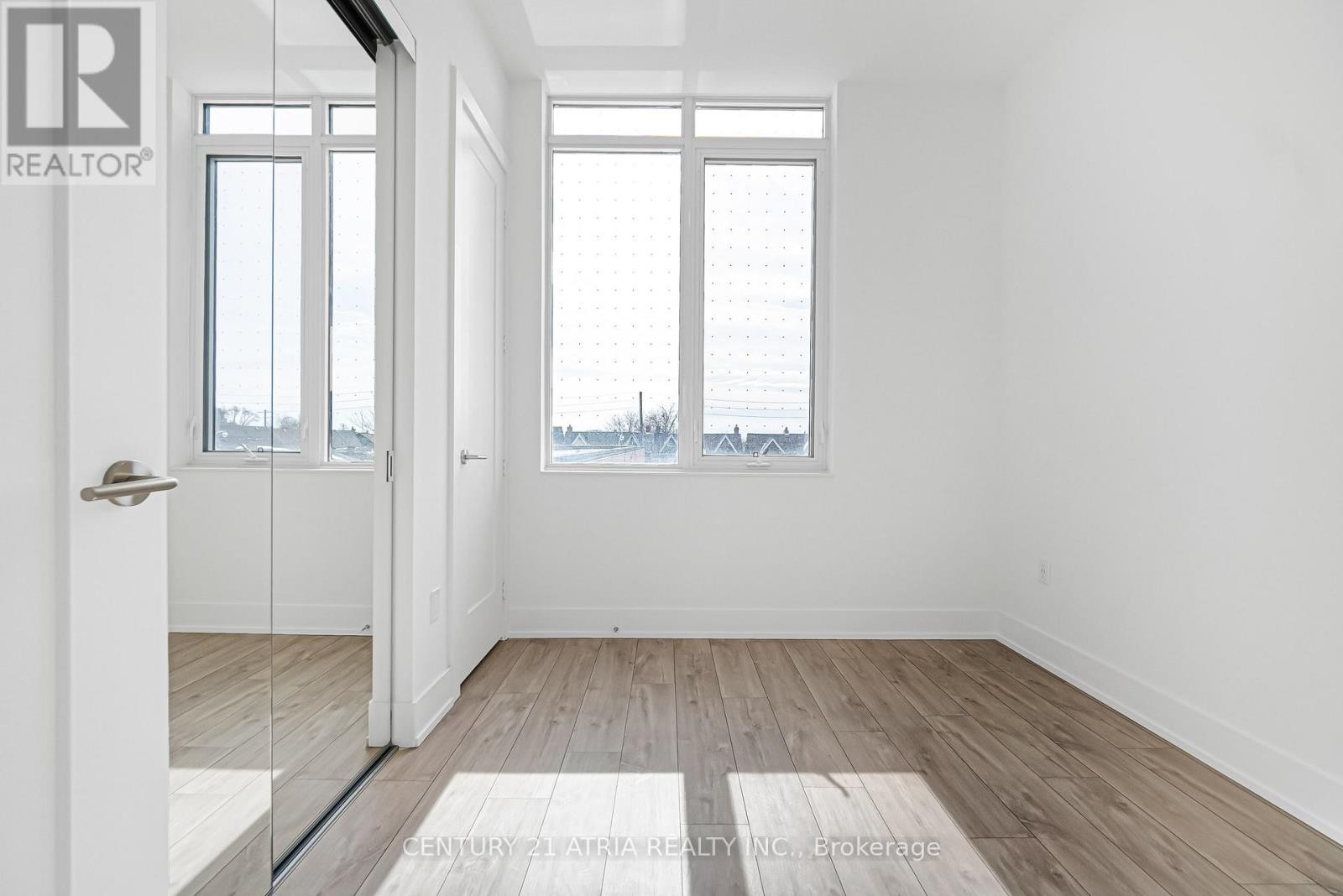 












203 - 858 DUPONT STREET

,
Toronto (Dovercourt-Wallace Emerson-Junction),




Ontario
M6G0C1

