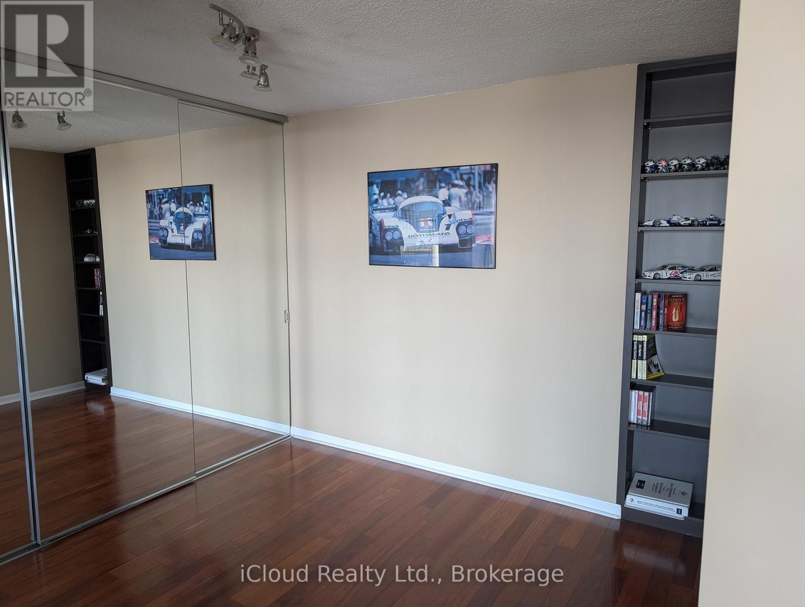 












1003 - 45 KINGSBRIDGE GARDEN CIRCLE

,
Mississauga (Hurontario),




Ontario
L5R3K4

