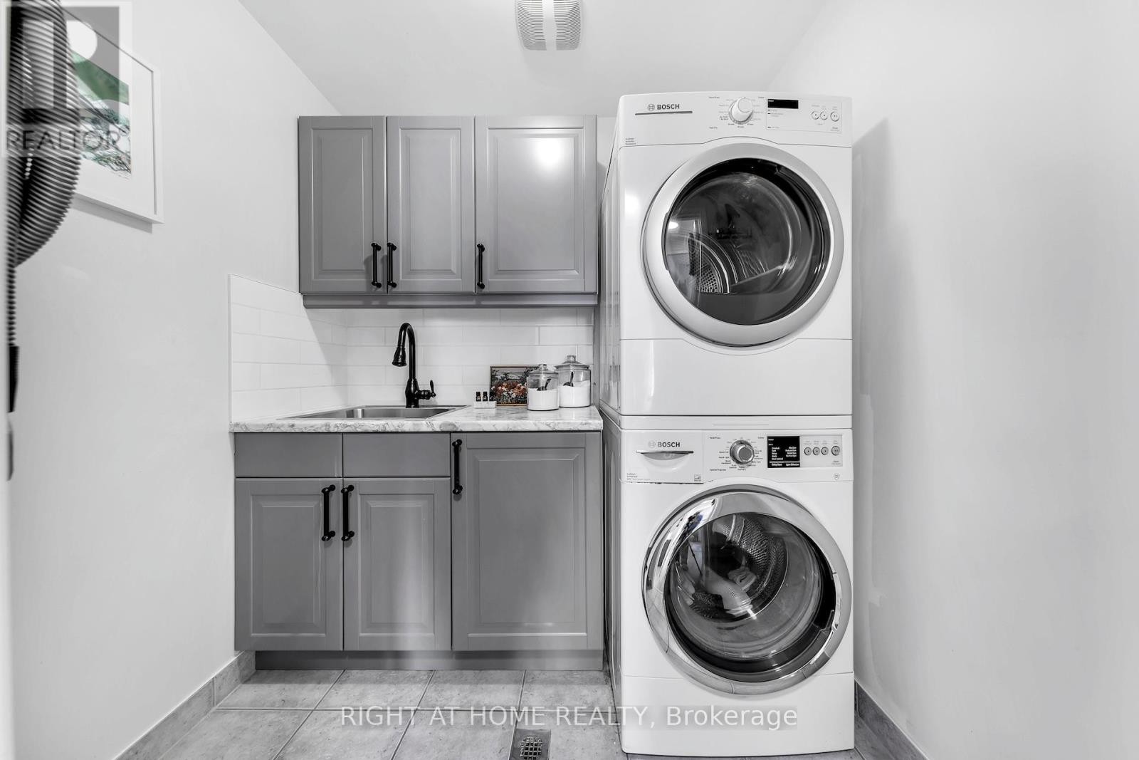 












3342 MOSES WAY

,
Burlington (Alton),




Ontario
L7M0L5

