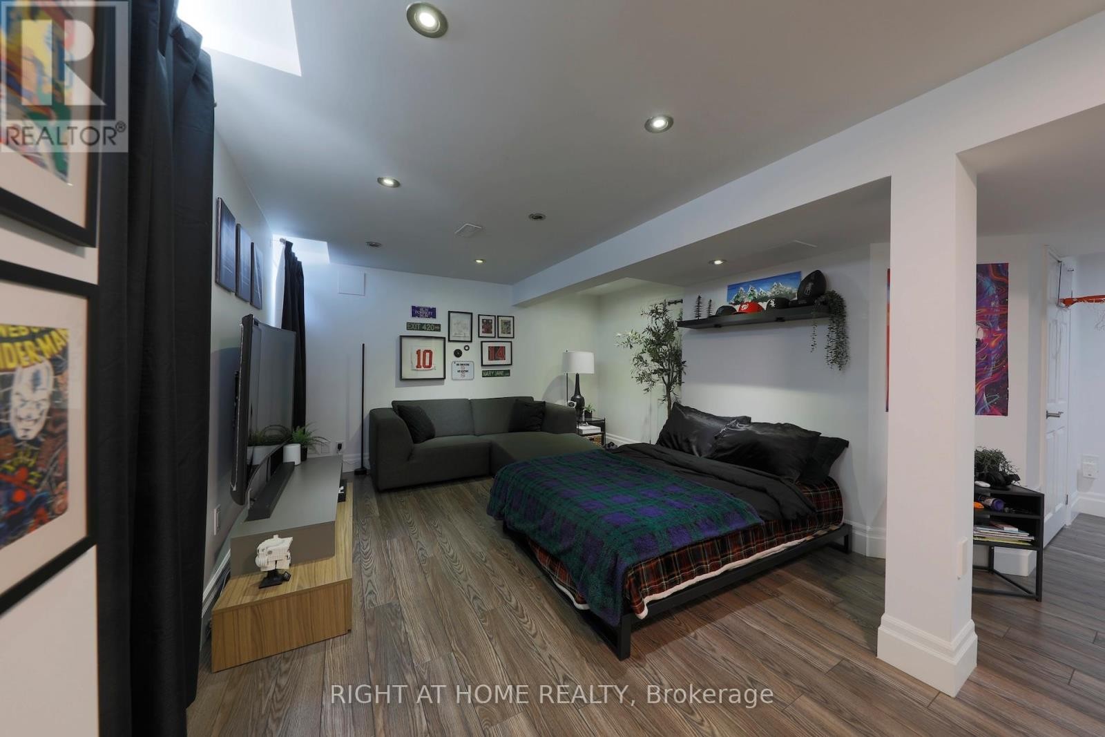 












3342 MOSES WAY

,
Burlington (Alton),




Ontario
L7M0L5

