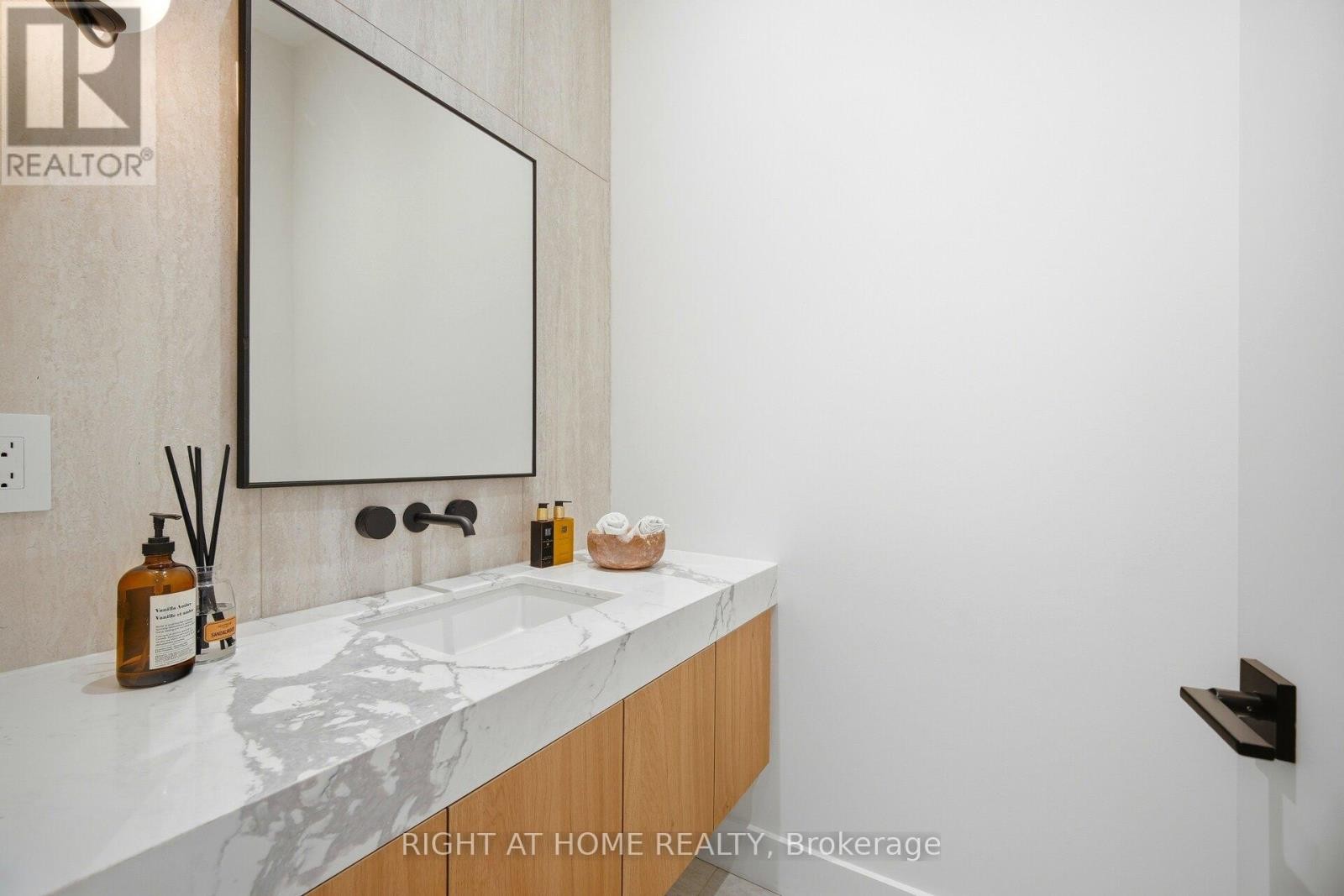 












287 VALERMO DRIVE

,
Toronto (Alderwood),




Ontario
M8W2L2

