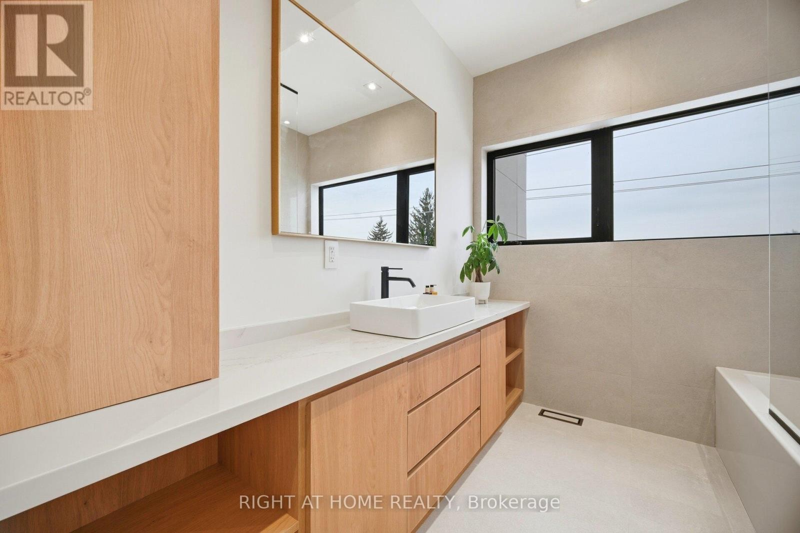 












287 VALERMO DRIVE

,
Toronto (Alderwood),




Ontario
M8W2L2

