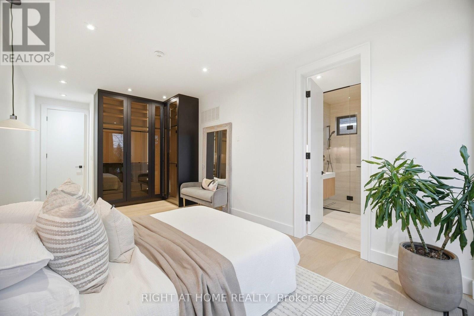 












287 VALERMO DRIVE

,
Toronto (Alderwood),




Ontario
M8W2L2

