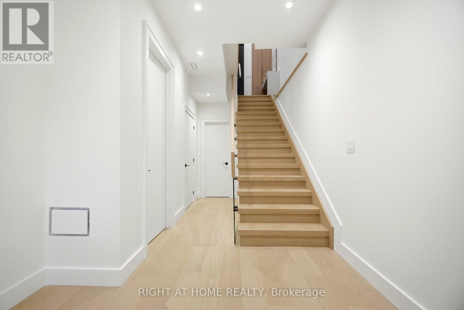 












287 VALERMO DRIVE

,
Toronto (Alderwood),




Ontario
M8W2L2

