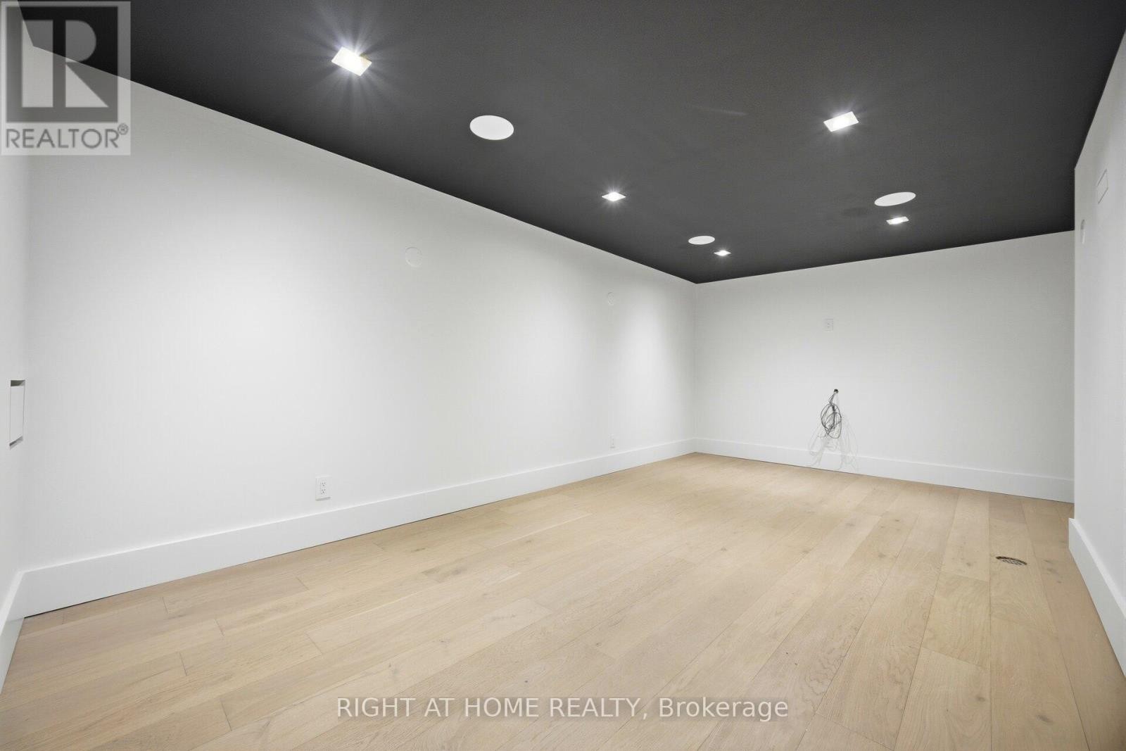 












287 VALERMO DRIVE

,
Toronto (Alderwood),




Ontario
M8W2L2

