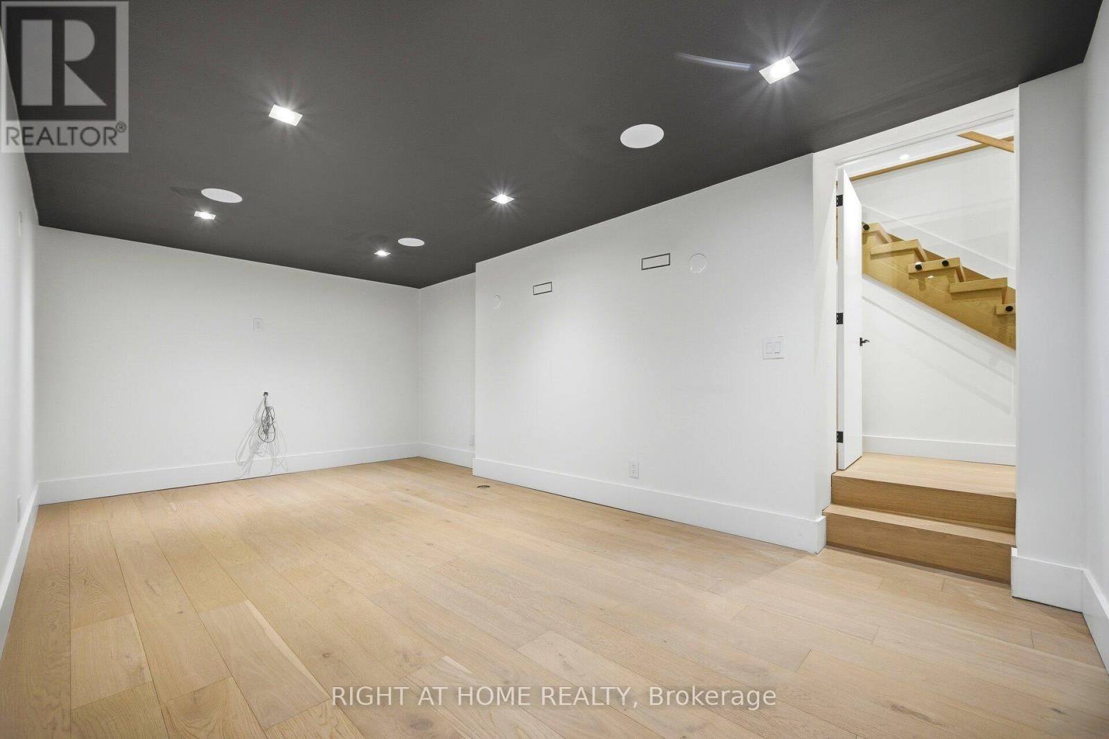 












287 VALERMO DRIVE

,
Toronto (Alderwood),




Ontario
M8W2L2

