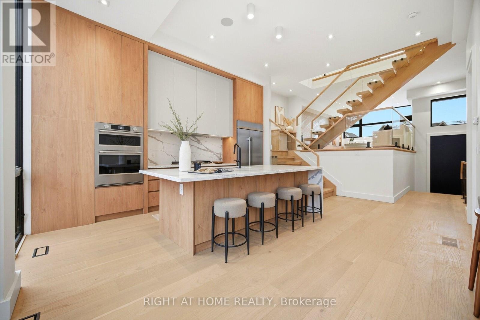 












287 VALERMO DRIVE

,
Toronto (Alderwood),




Ontario
M8W2L2

