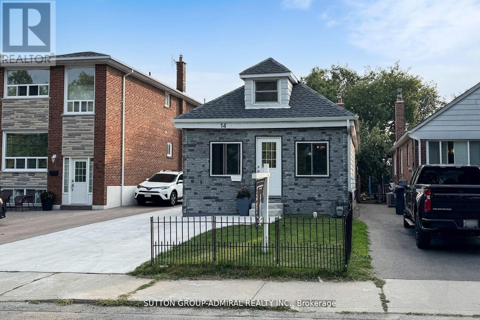 












14 SPEARS STREET

,
Toronto (Rockcliffe-Smythe),




Ontario
M6N3X7

