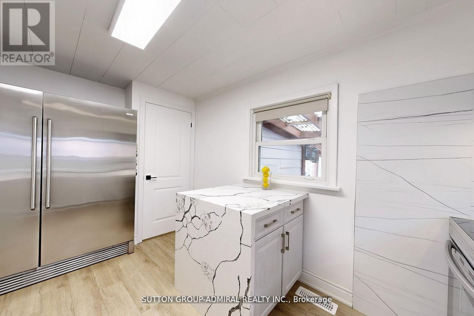 












14 SPEARS STREET

,
Toronto (Rockcliffe-Smythe),




Ontario
M6N3X7

