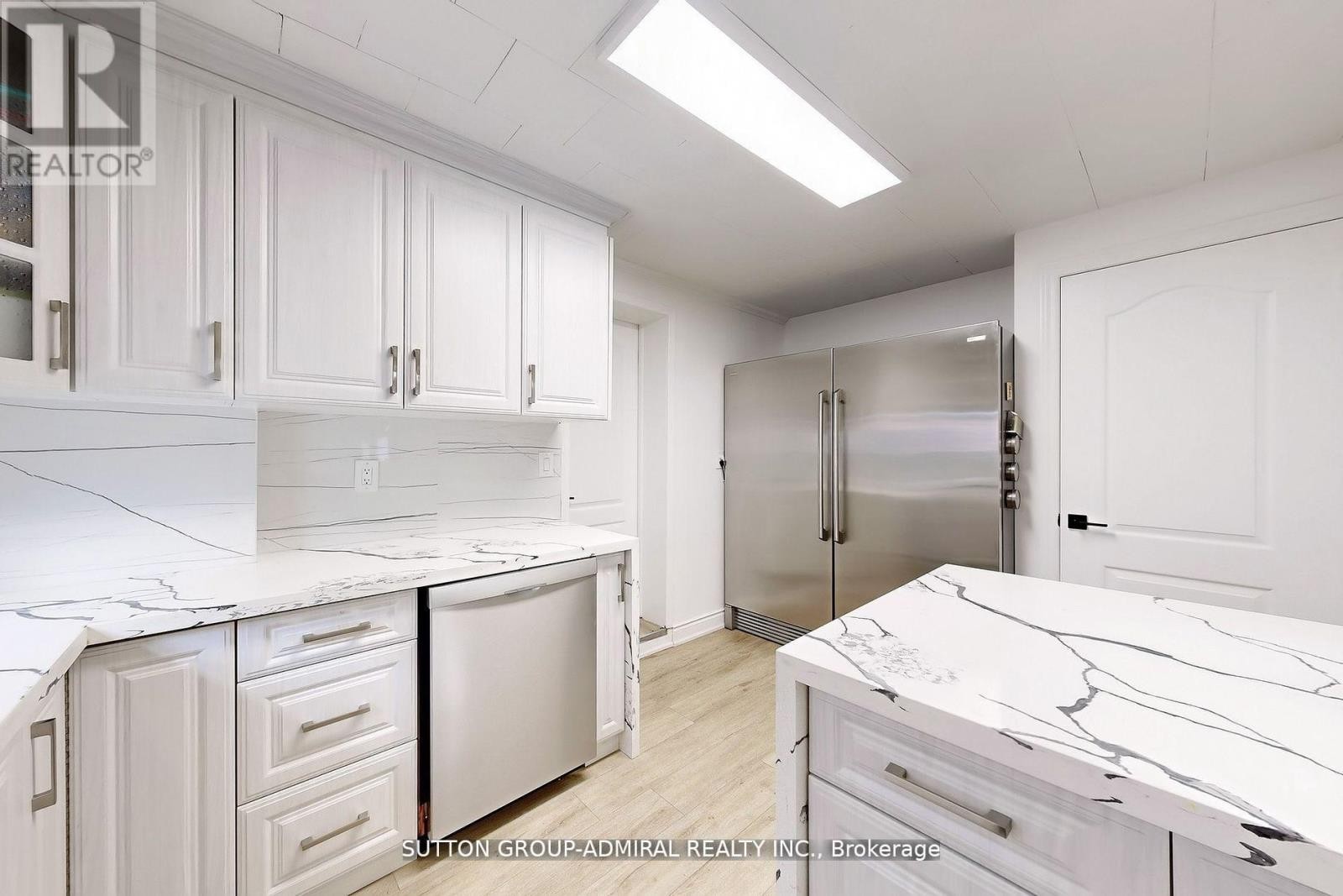 












14 SPEARS STREET

,
Toronto (Rockcliffe-Smythe),




Ontario
M6N3X7


