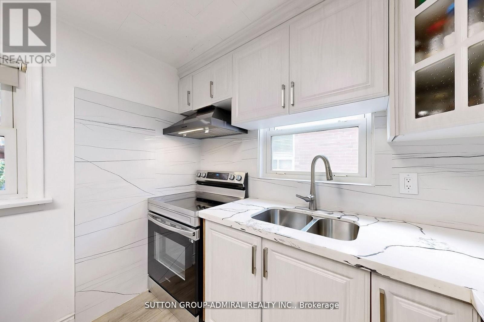 












14 SPEARS STREET

,
Toronto (Rockcliffe-Smythe),




Ontario
M6N3X7

