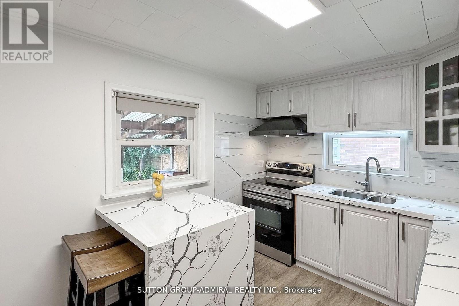 












14 SPEARS STREET

,
Toronto (Rockcliffe-Smythe),




Ontario
M6N3X7

