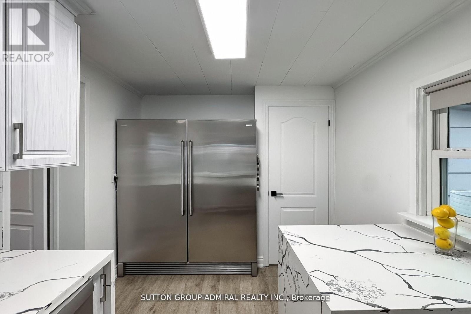 












14 SPEARS STREET

,
Toronto (Rockcliffe-Smythe),




Ontario
M6N3X7

