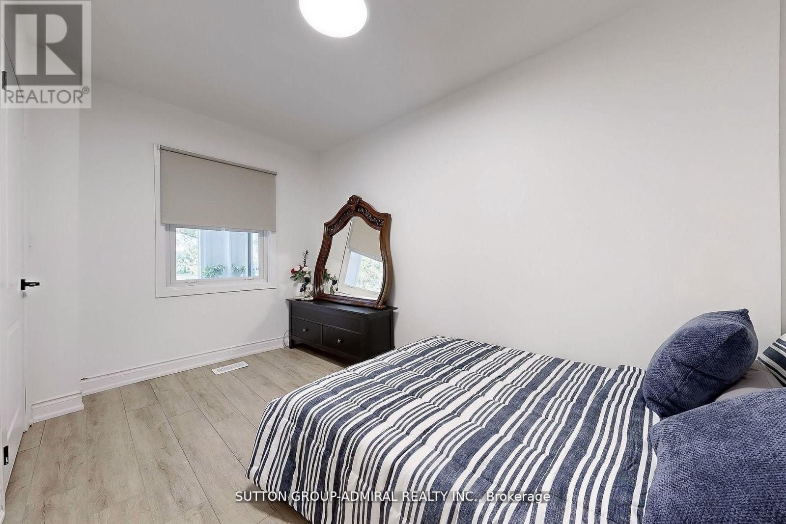 












14 SPEARS STREET

,
Toronto (Rockcliffe-Smythe),




Ontario
M6N3X7

