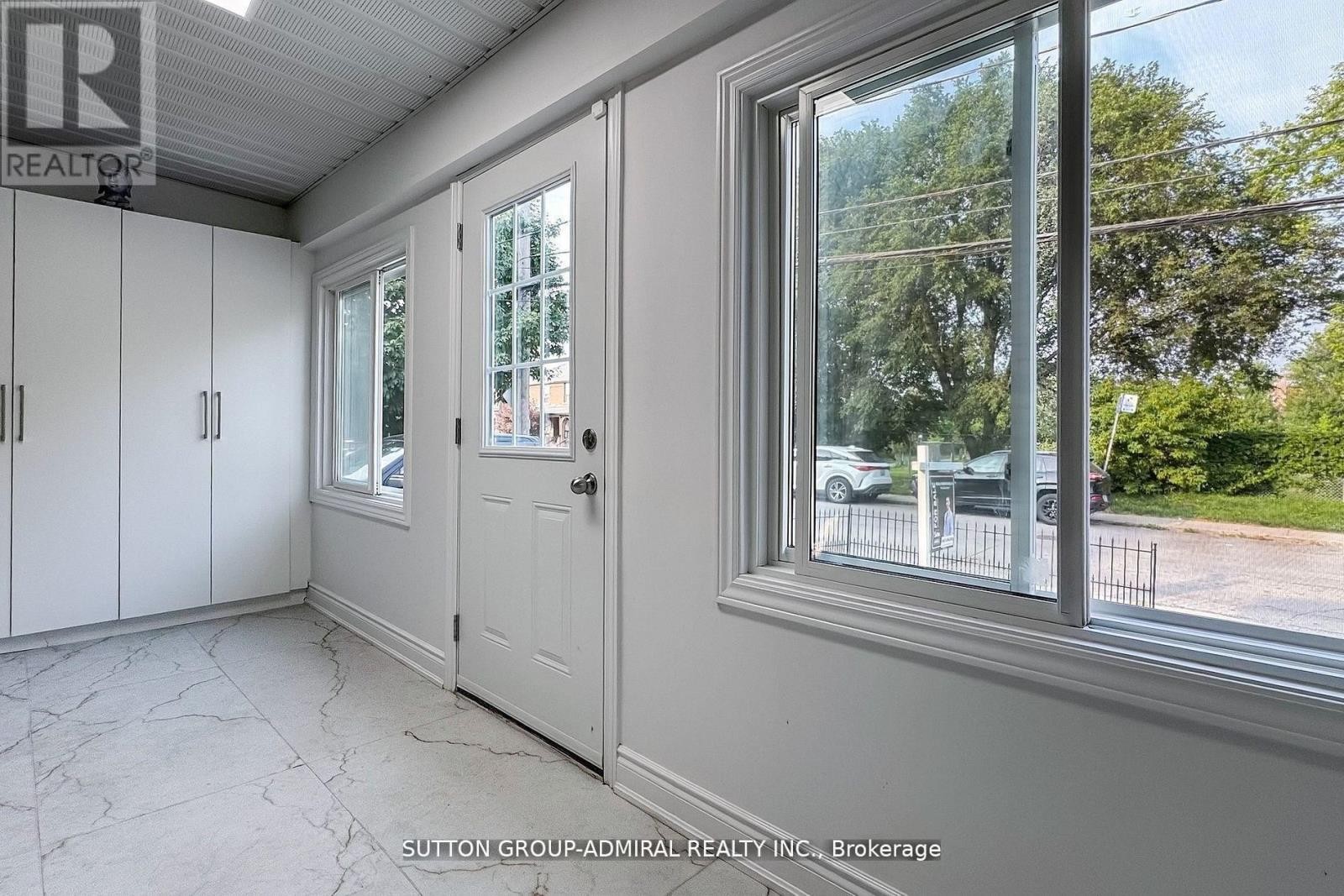 












14 SPEARS STREET

,
Toronto (Rockcliffe-Smythe),




Ontario
M6N3X7

