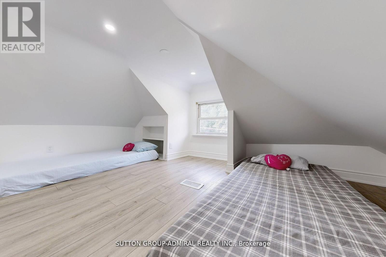 












14 SPEARS STREET

,
Toronto (Rockcliffe-Smythe),




Ontario
M6N3X7

