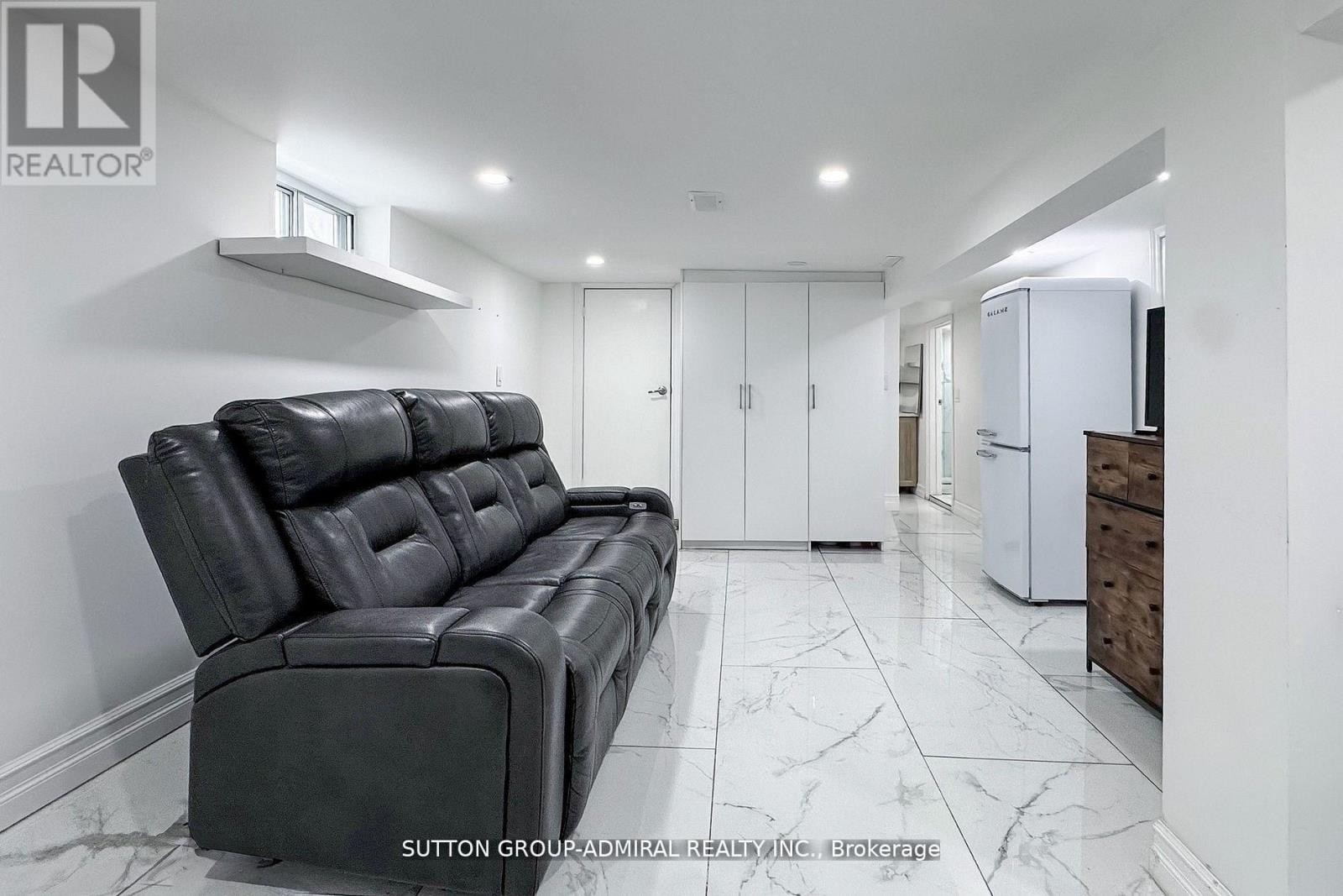 












14 SPEARS STREET

,
Toronto (Rockcliffe-Smythe),




Ontario
M6N3X7

