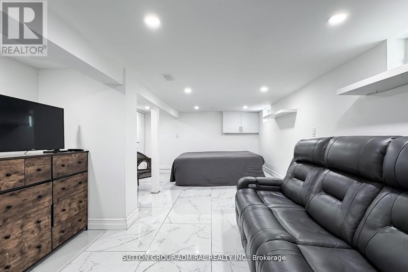 












14 SPEARS STREET

,
Toronto (Rockcliffe-Smythe),




Ontario
M6N3X7


