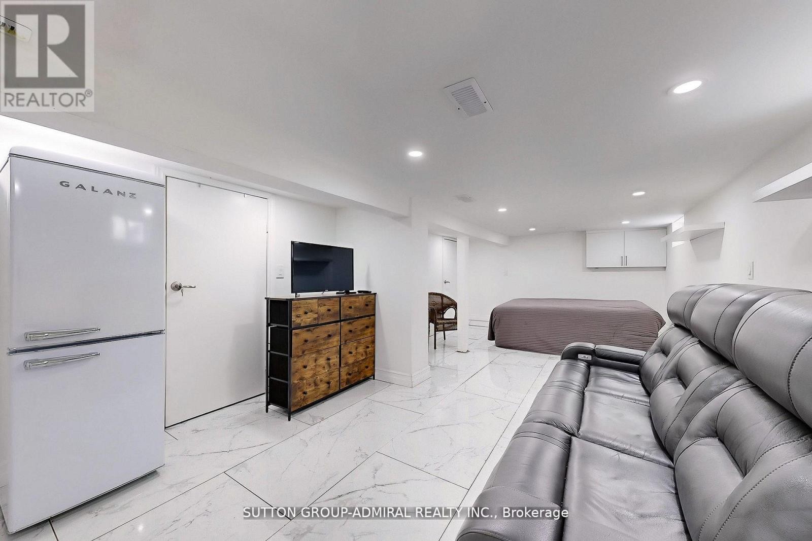 












14 SPEARS STREET

,
Toronto (Rockcliffe-Smythe),




Ontario
M6N3X7

