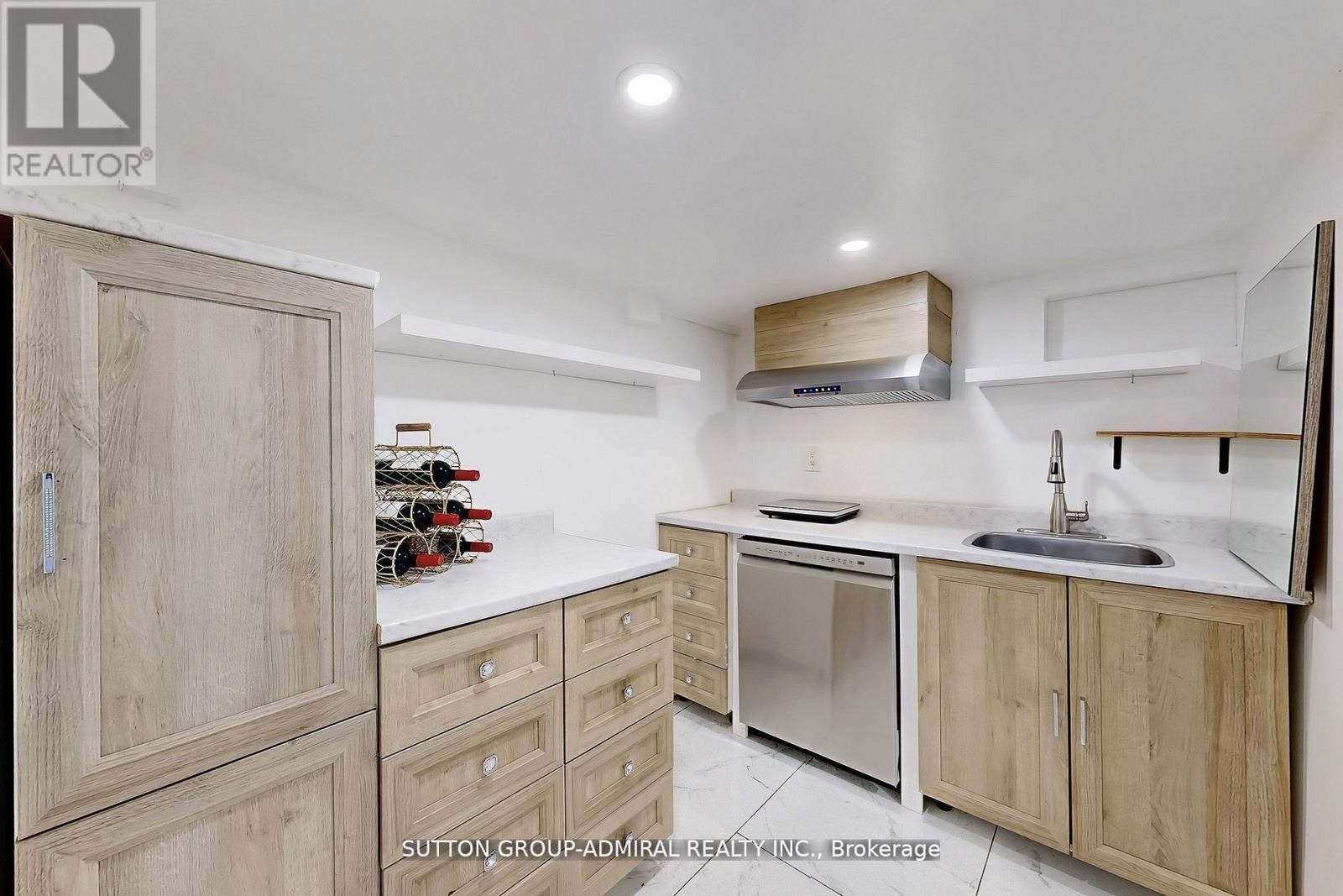 












14 SPEARS STREET

,
Toronto (Rockcliffe-Smythe),




Ontario
M6N3X7

