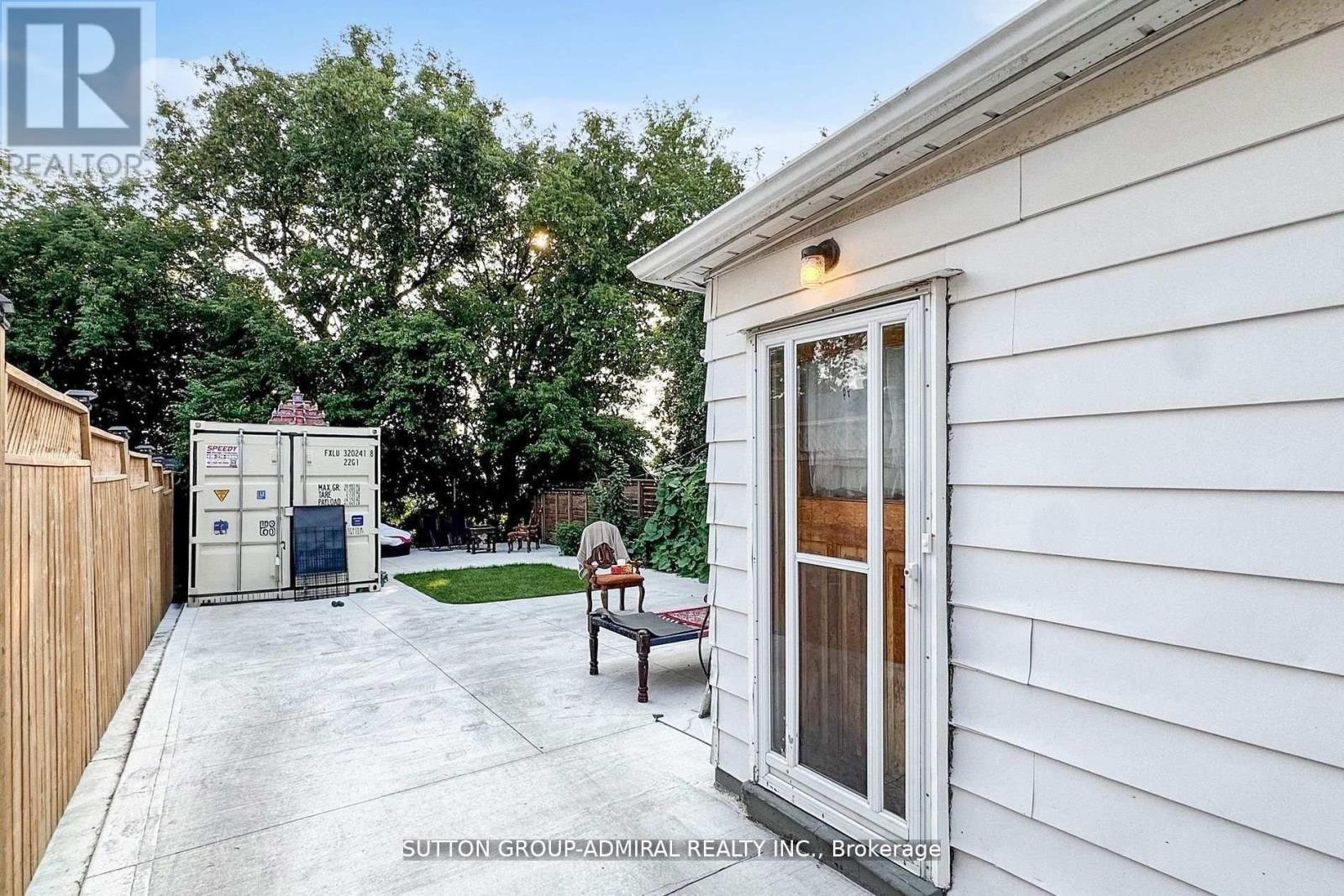 












14 SPEARS STREET

,
Toronto (Rockcliffe-Smythe),




Ontario
M6N3X7

