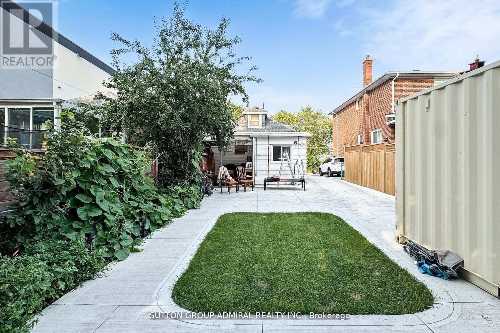












14 SPEARS STREET

,
Toronto (Rockcliffe-Smythe),




Ontario
M6N3X7

